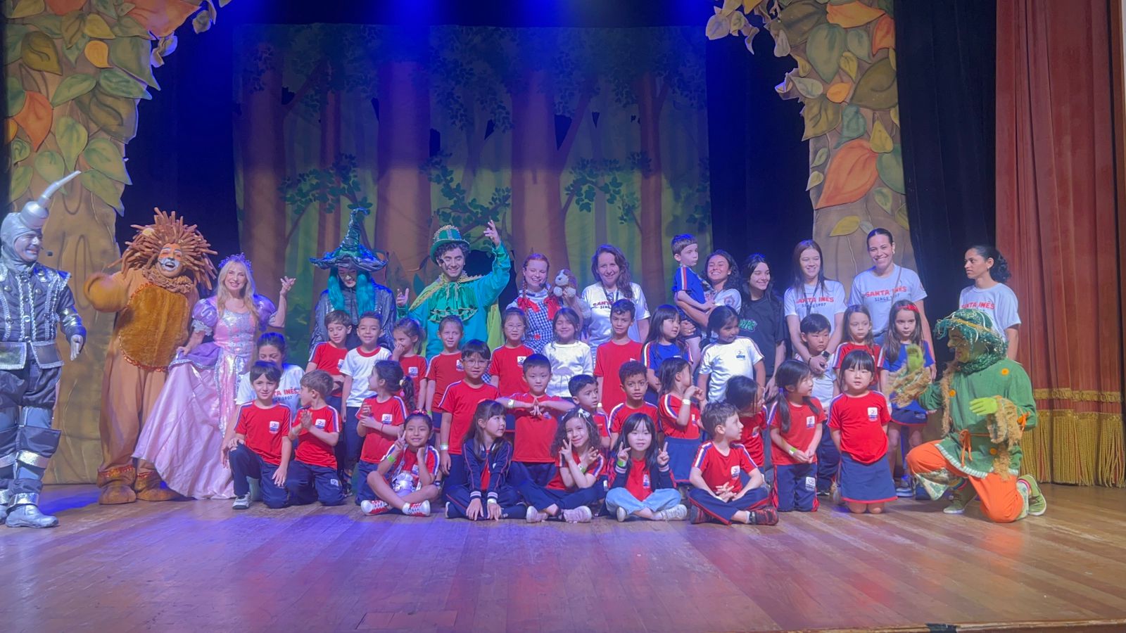Infantil 3 participa de vivência extraclasse no teatro